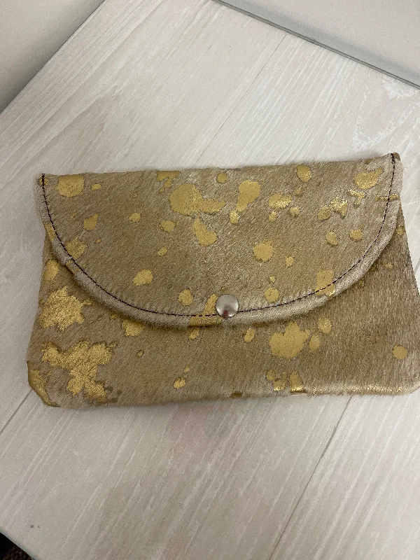 Amazing Deals Clutch By Clothes Mentor, Size: Medium